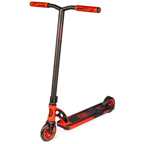 With a 4 wide deck and total height of 30, the Carve Pro Stunt Scooter is perfectly balanced and effortless to control for riders 6 years and up. . Pro scooters madd gear